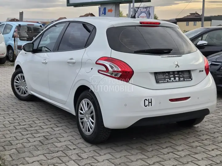 Peugeot 208 2015 photo 3