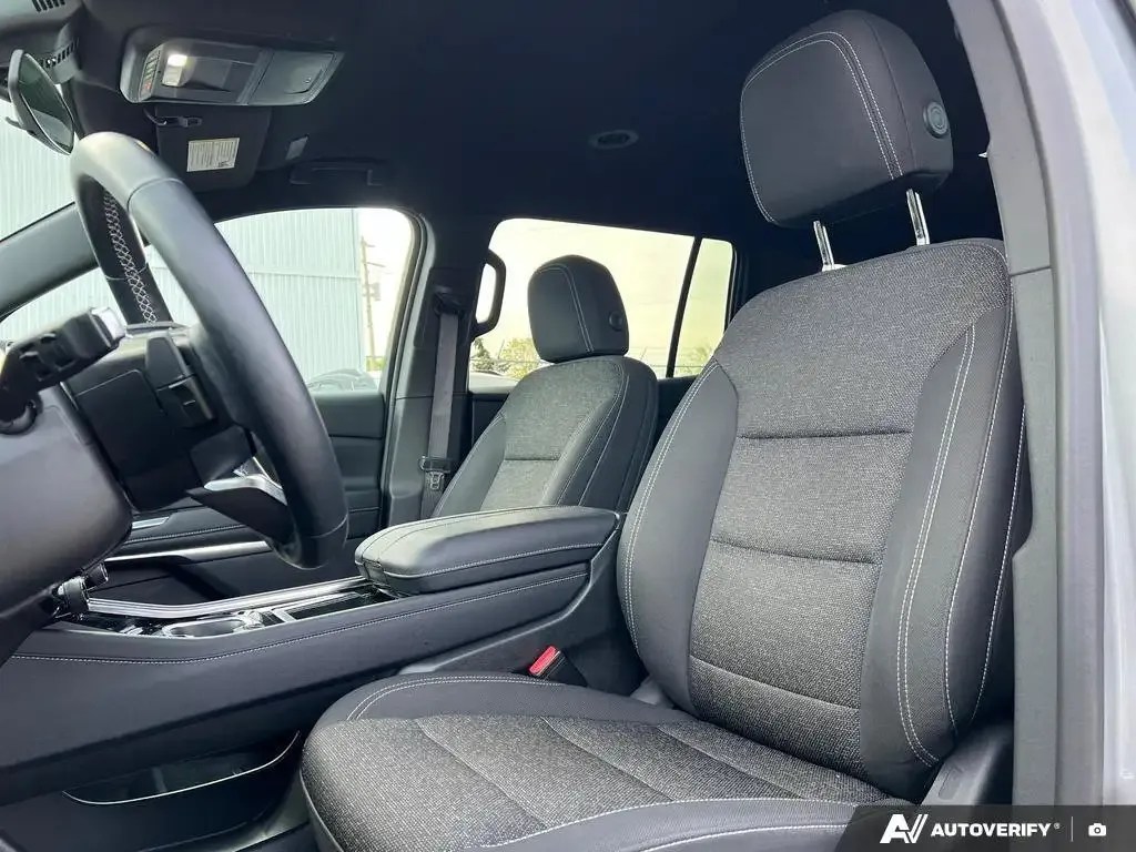 Chevrolet Traverse 2024 photo 2