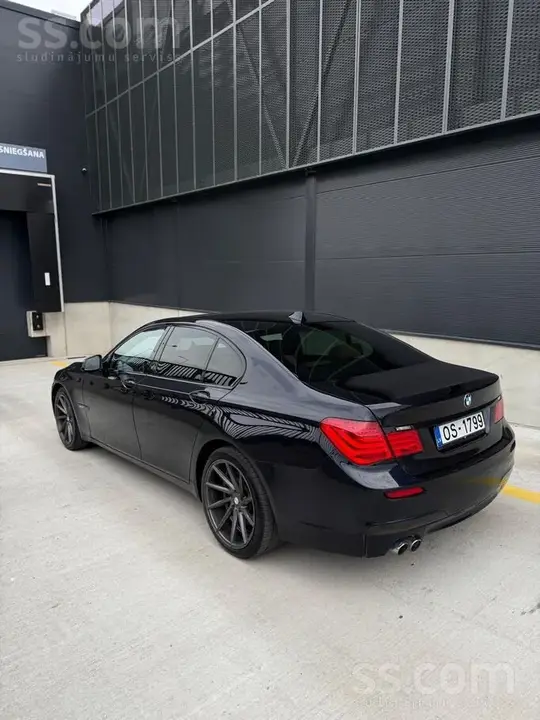 BMW 3 Series 2011 photo 2