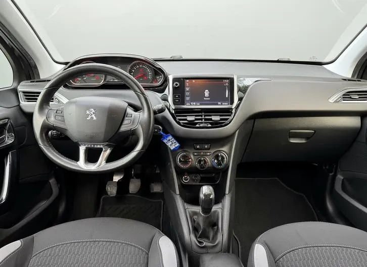 Peugeot 208 2015 photo 2