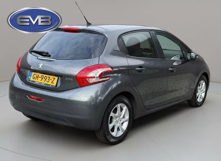 Peugeot 208 2015 photo 3