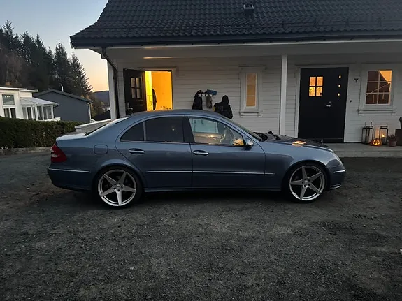 Mercedes-Benz E240 2004 photo 4