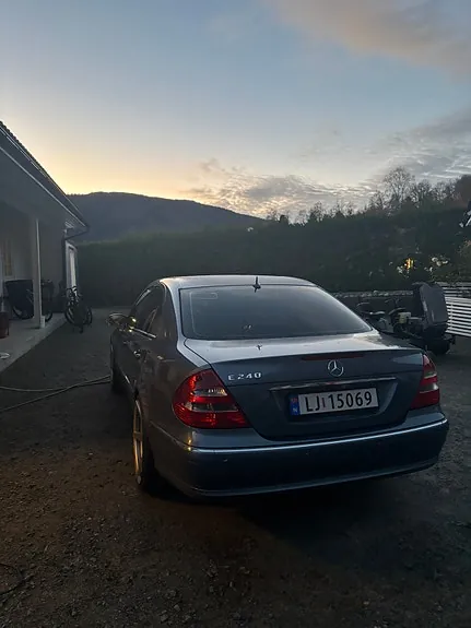 Mercedes-Benz E240 2004 photo 2