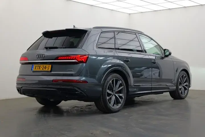 Audi Q7 2021 photo 2