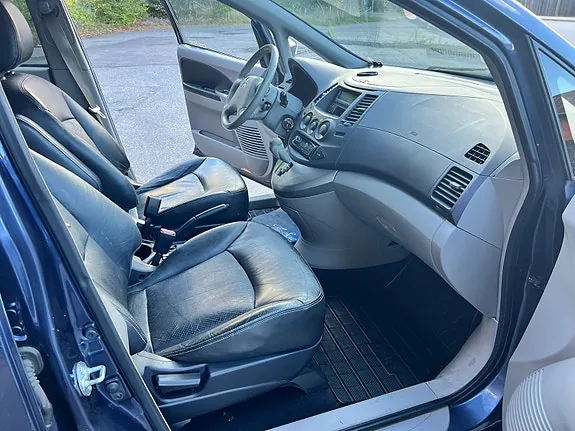 Mitsubishi Grandis 2004 photo 5