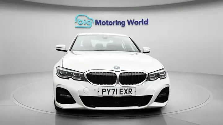 BMW 3 Series 2022 photo 3