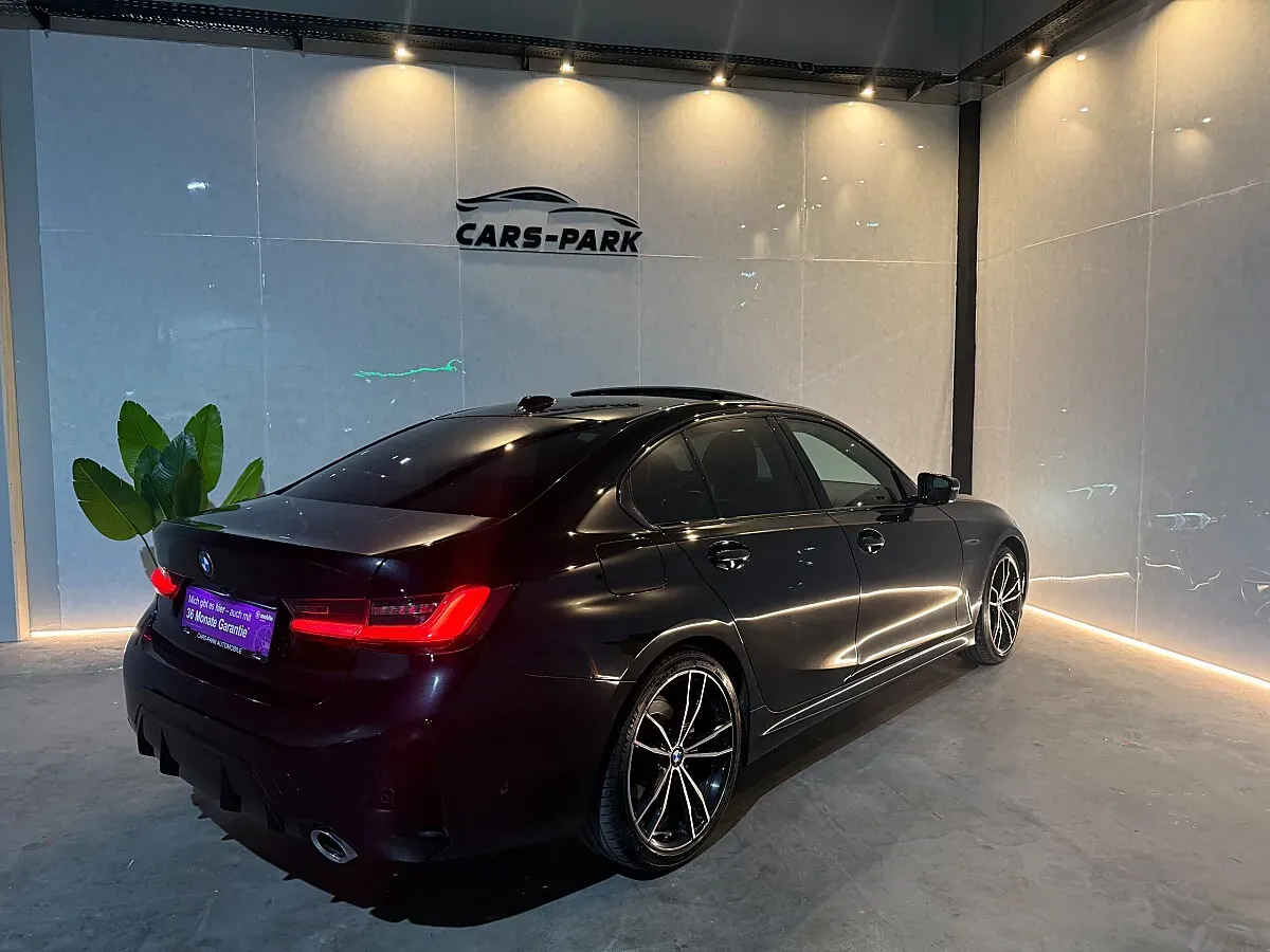 BMW 3 Series 2024 photo 3