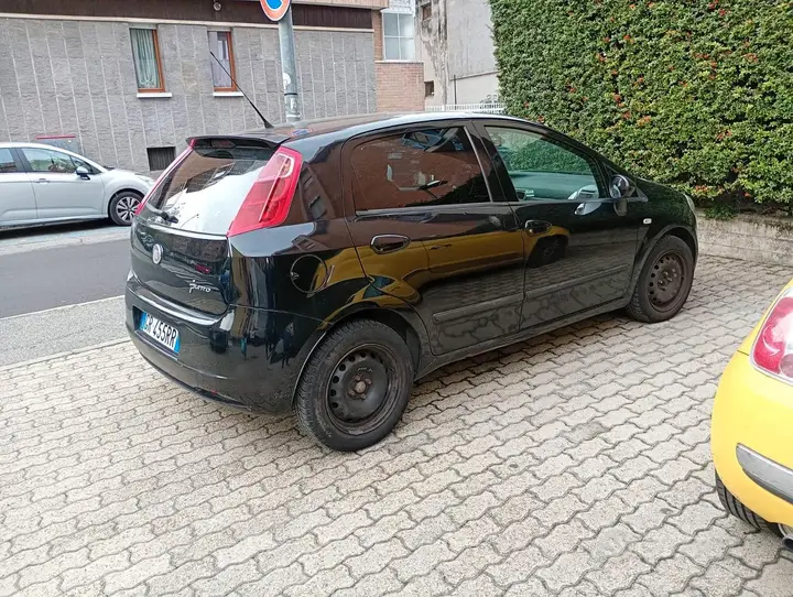Fiat Grande Punto 2006 photo 2