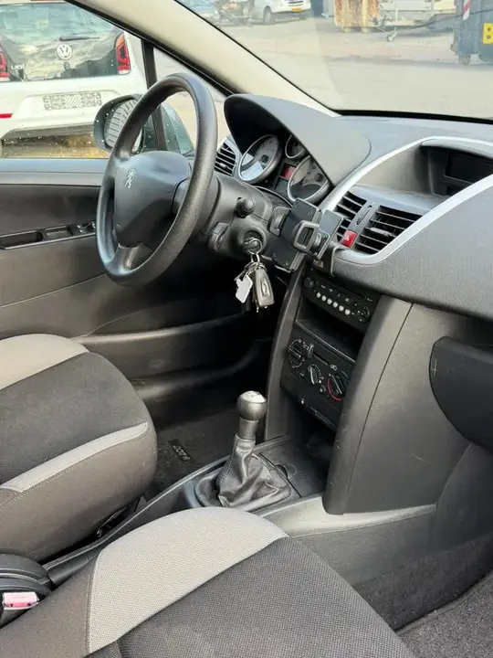 Peugeot 207 2008 photo 2