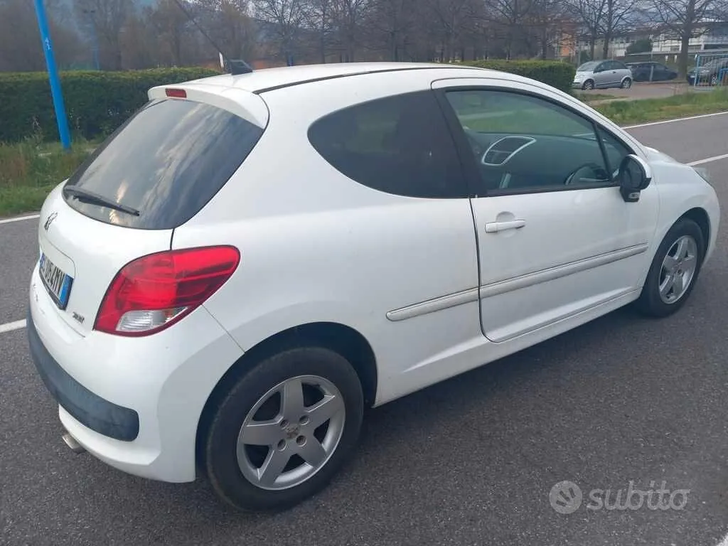 Peugeot 207 2010 photo 3