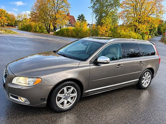 Volvo V70 2010 photo 2