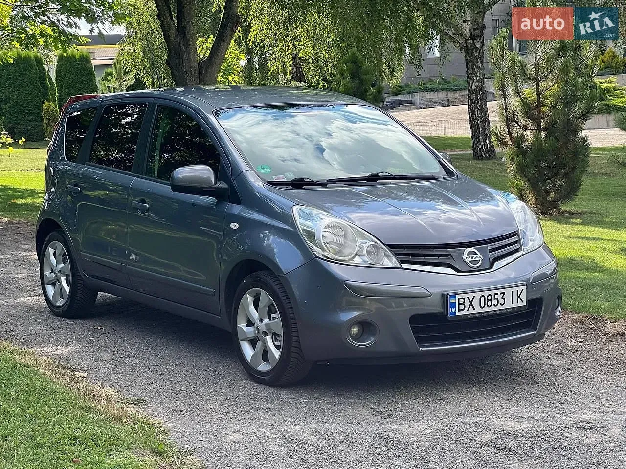 Nissan Note 2010 photo 2