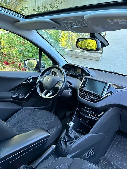 Peugeot 208 2017 photo 3