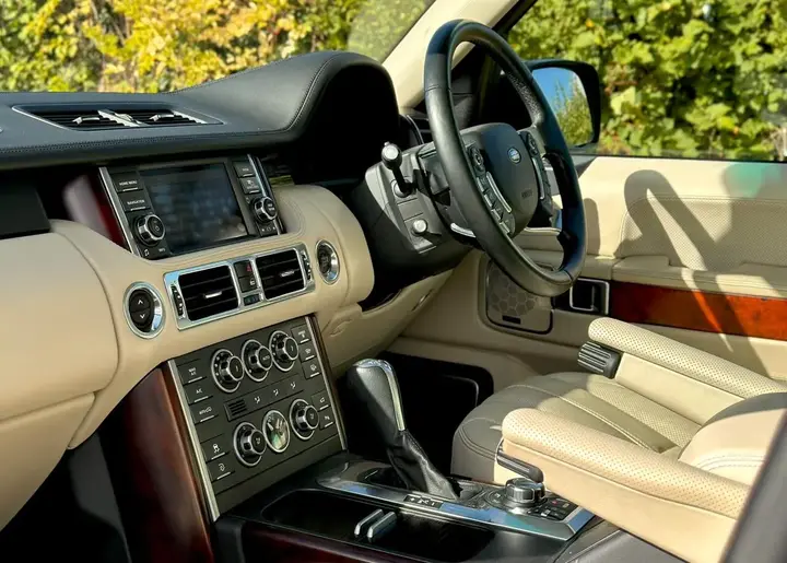 Land Rover Range Rover 2010 photo 2
