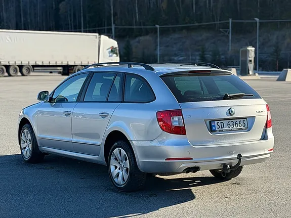 Skoda Superb 2012 photo 4