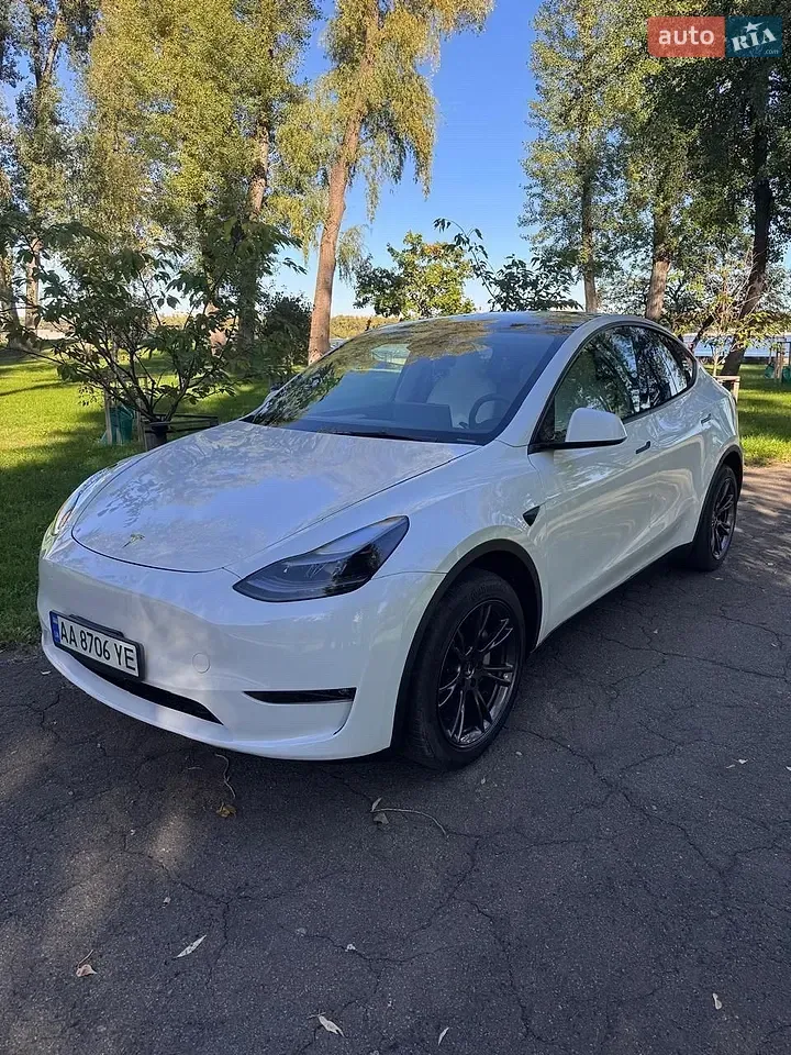 Tesla Model Y 2024 photo 2
