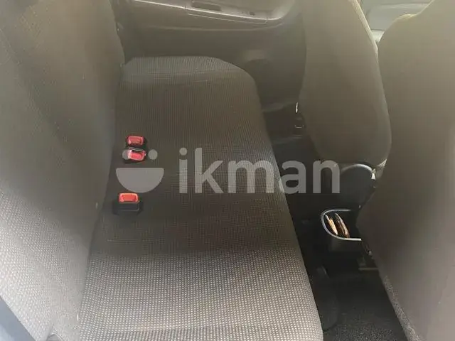 Toyota Vitz 2018 photo 4