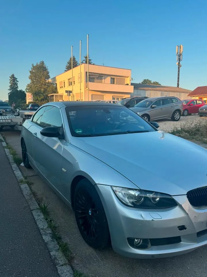 BMW E93 320I