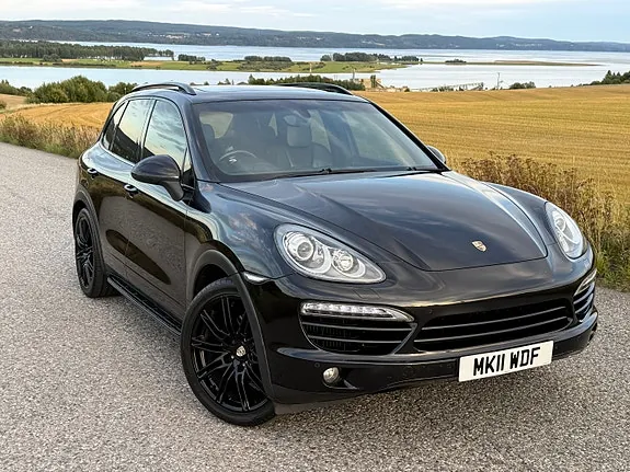Porsche Cayenne 2011 photo 2