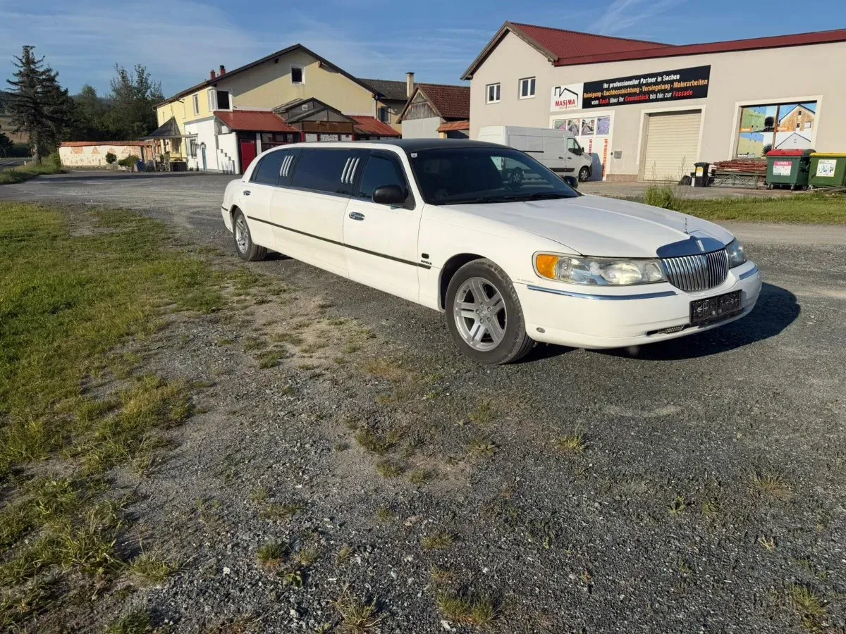 Lincoln Town Car 2000 photo 3