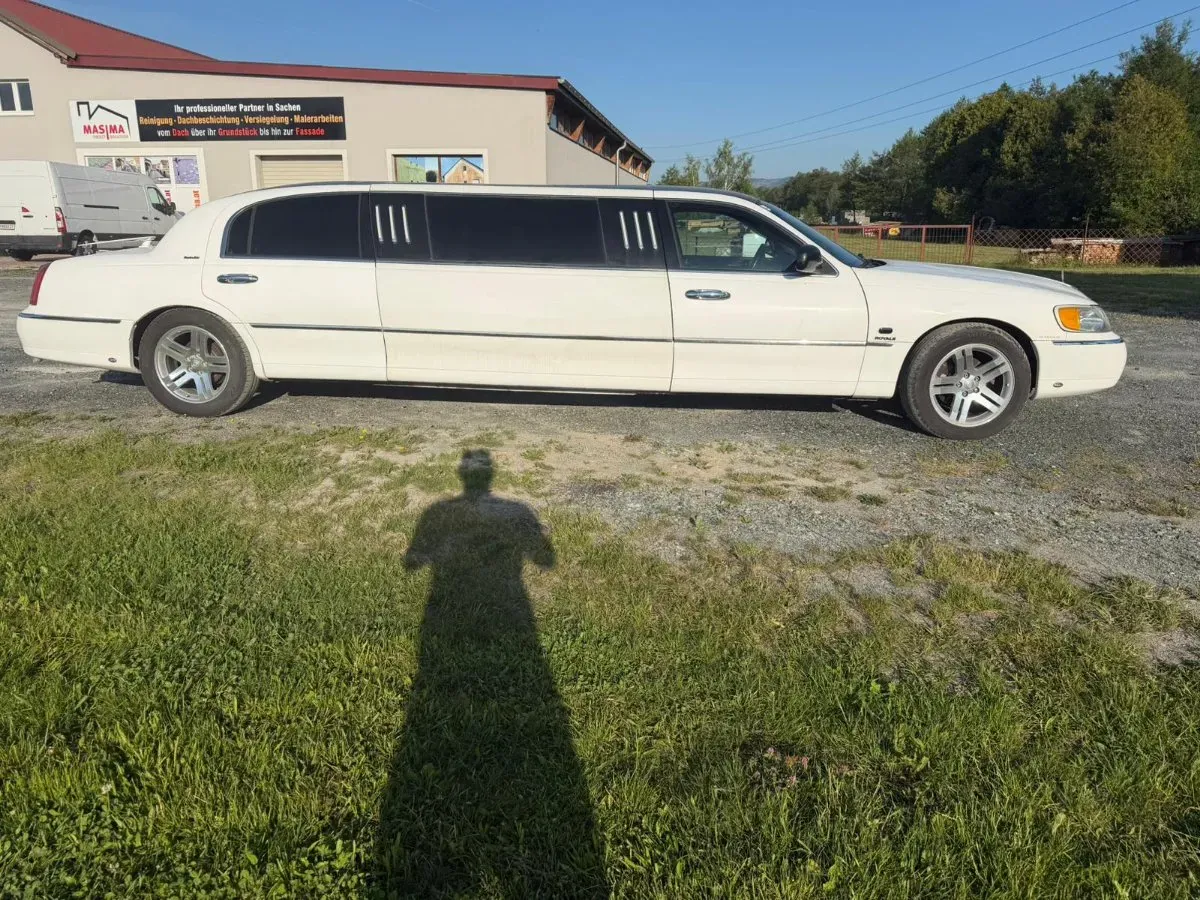 Lincoln Town Car 2000 photo 2