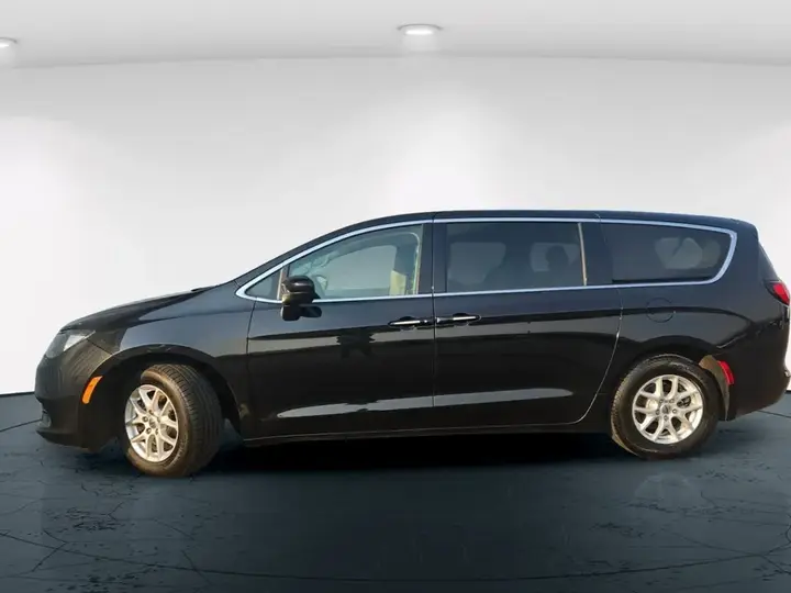 Chrysler Grand Caravan 2021 photo 2