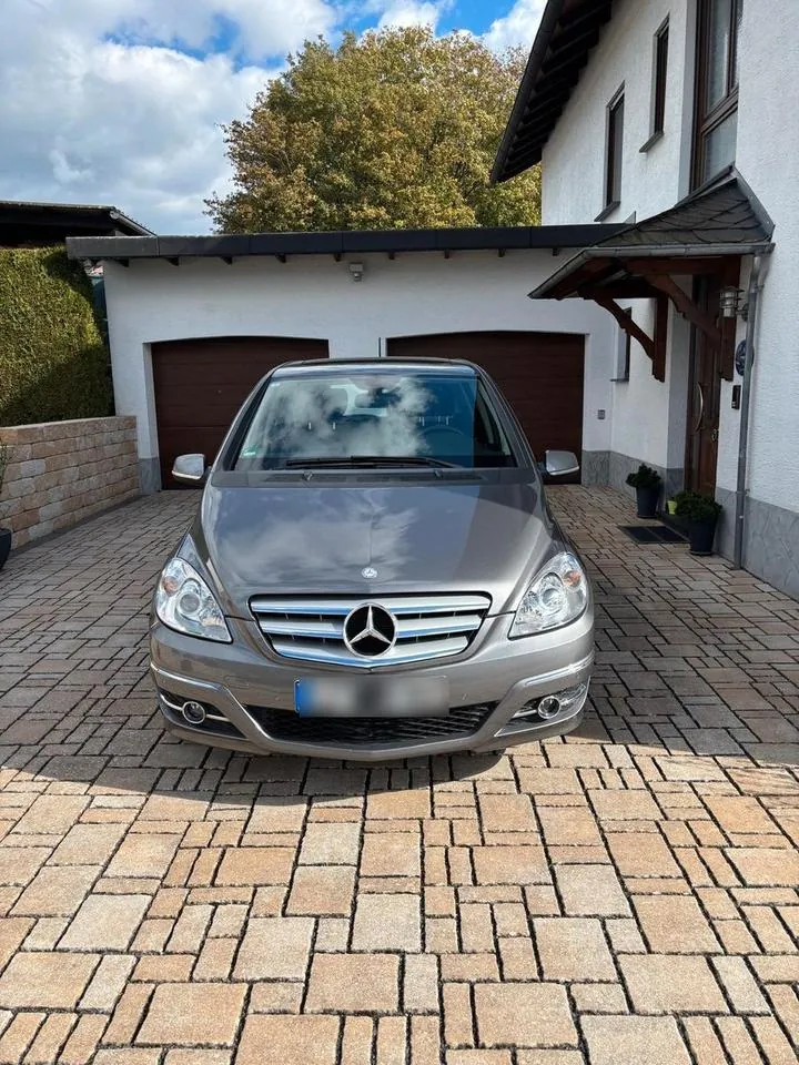 Mercedes-Benz B 200
