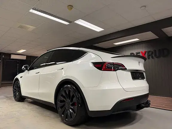 Tesla Model Y 2023 photo 3