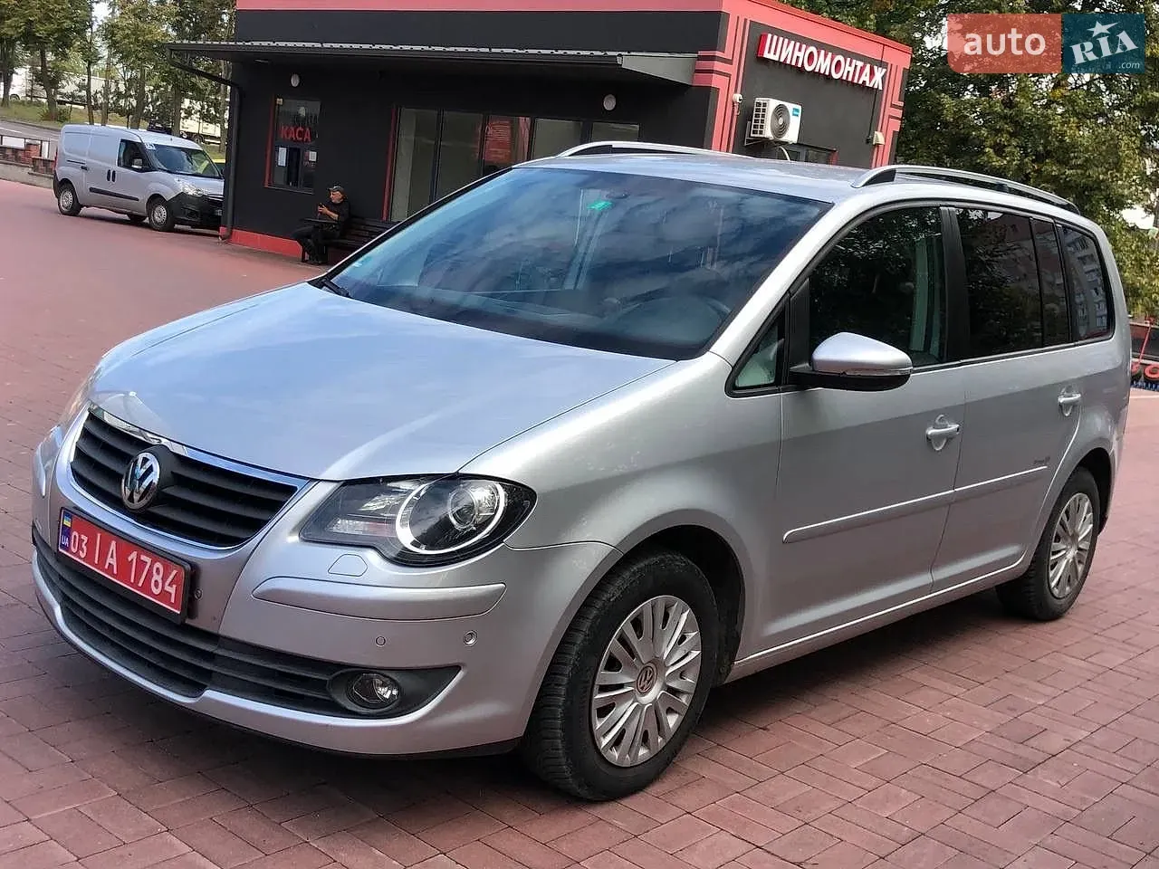 Volkswagen Touran 2010 photo 2