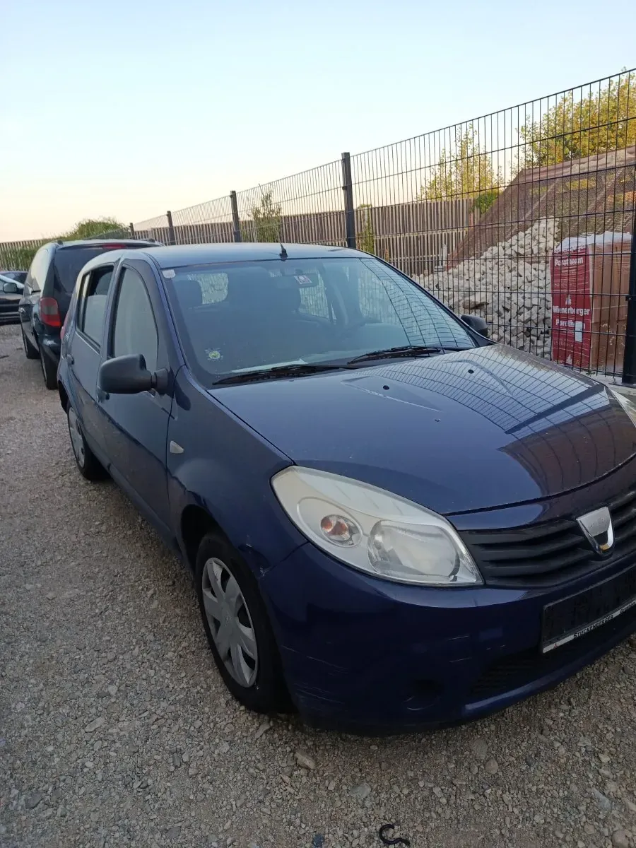 Dacia Sandero 2010 photo 2