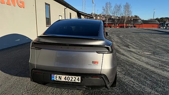 Tesla Model Y 2025 photo 4