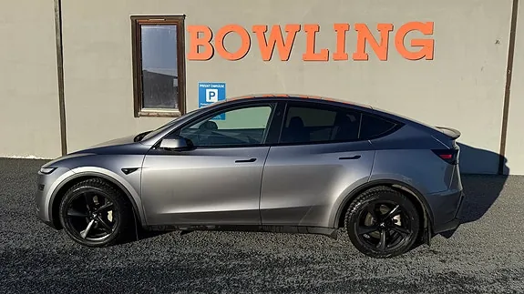 Tesla Model Y 2025 photo 2