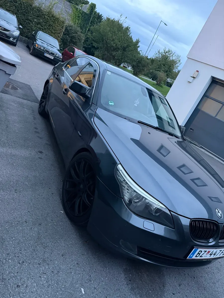 BMW 5 Series 2009 photo 2