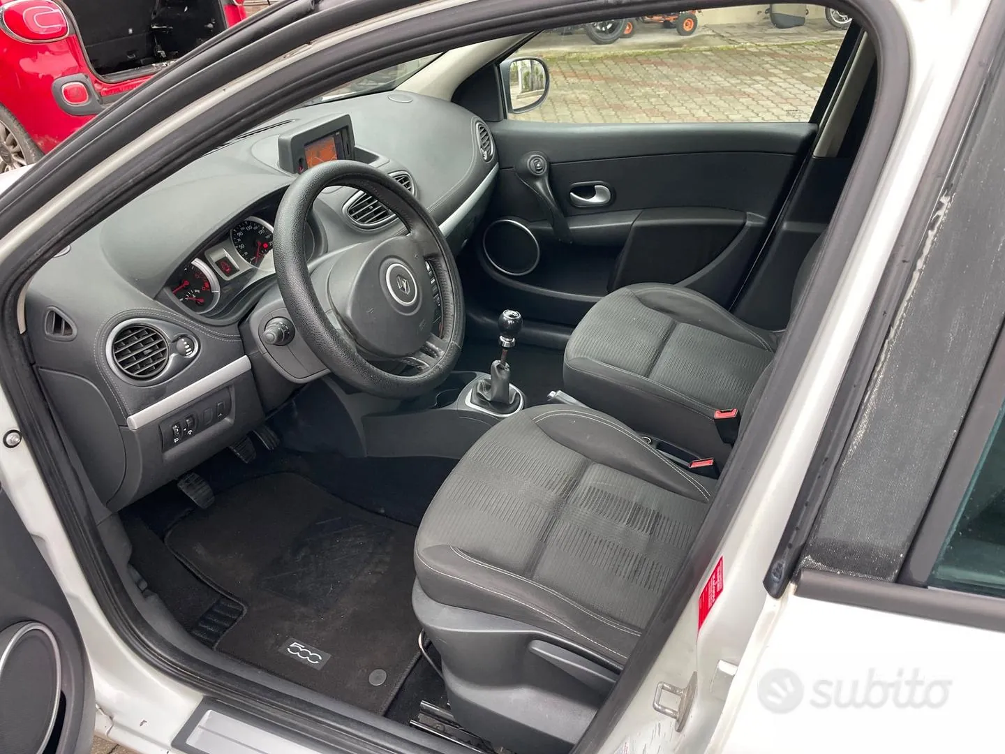 Renault Clio 2010 photo 5