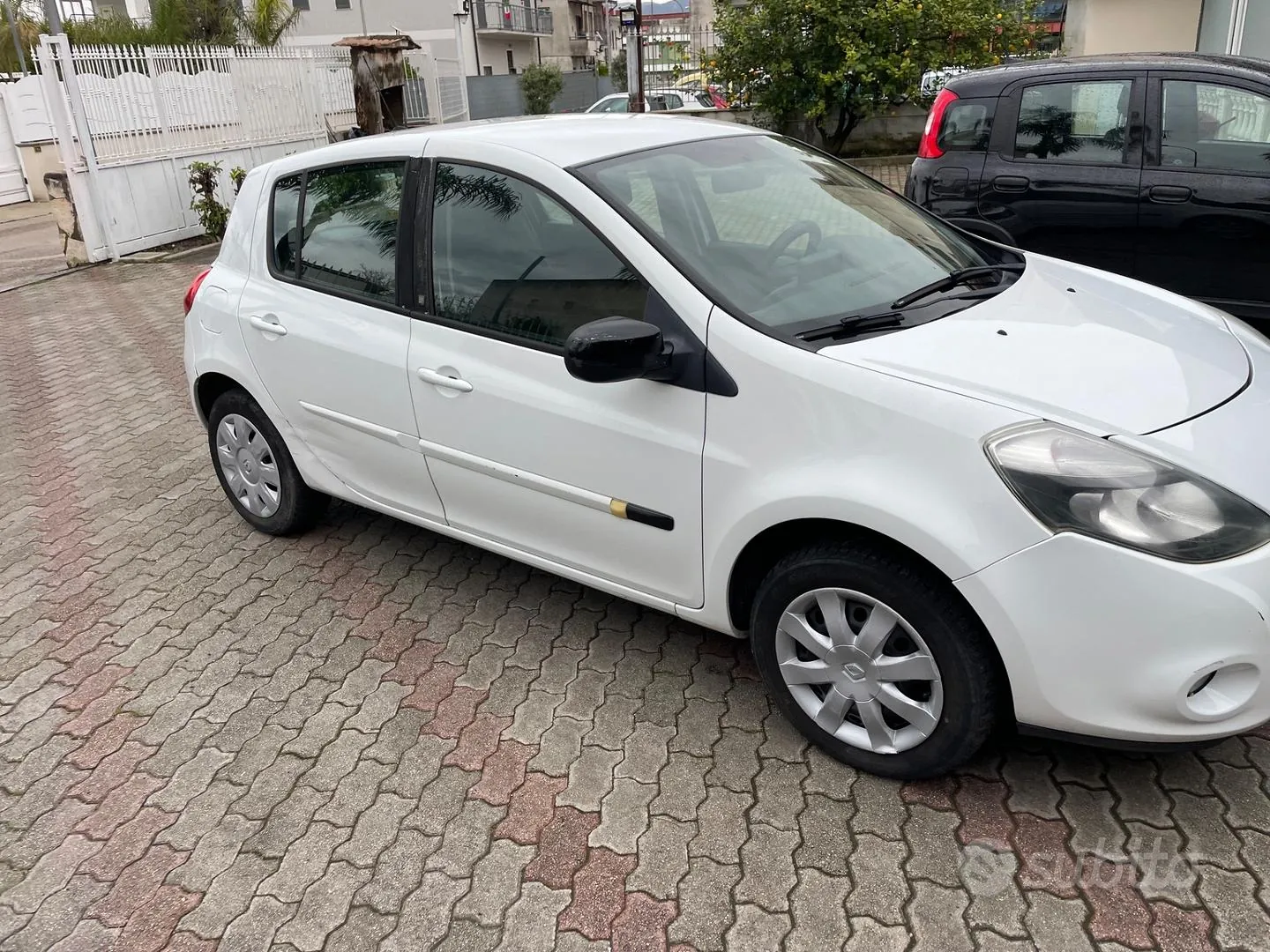 Renault Clio 2010 photo 2