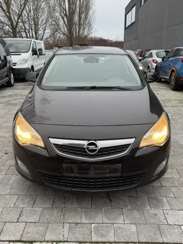 Opel Astra 2010 photo 2