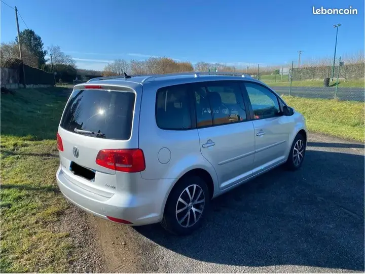 Volkswagen Touran 2010 photo 2