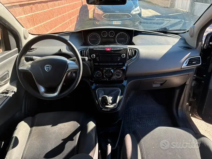 Lancia Ypsilon 2015 photo 2