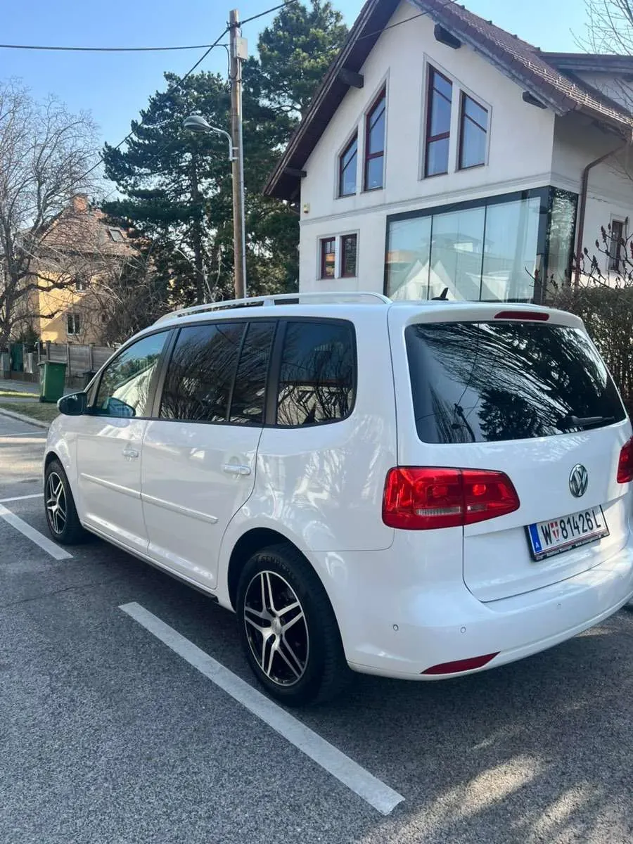 Volkswagen Touran 2012 photo 3