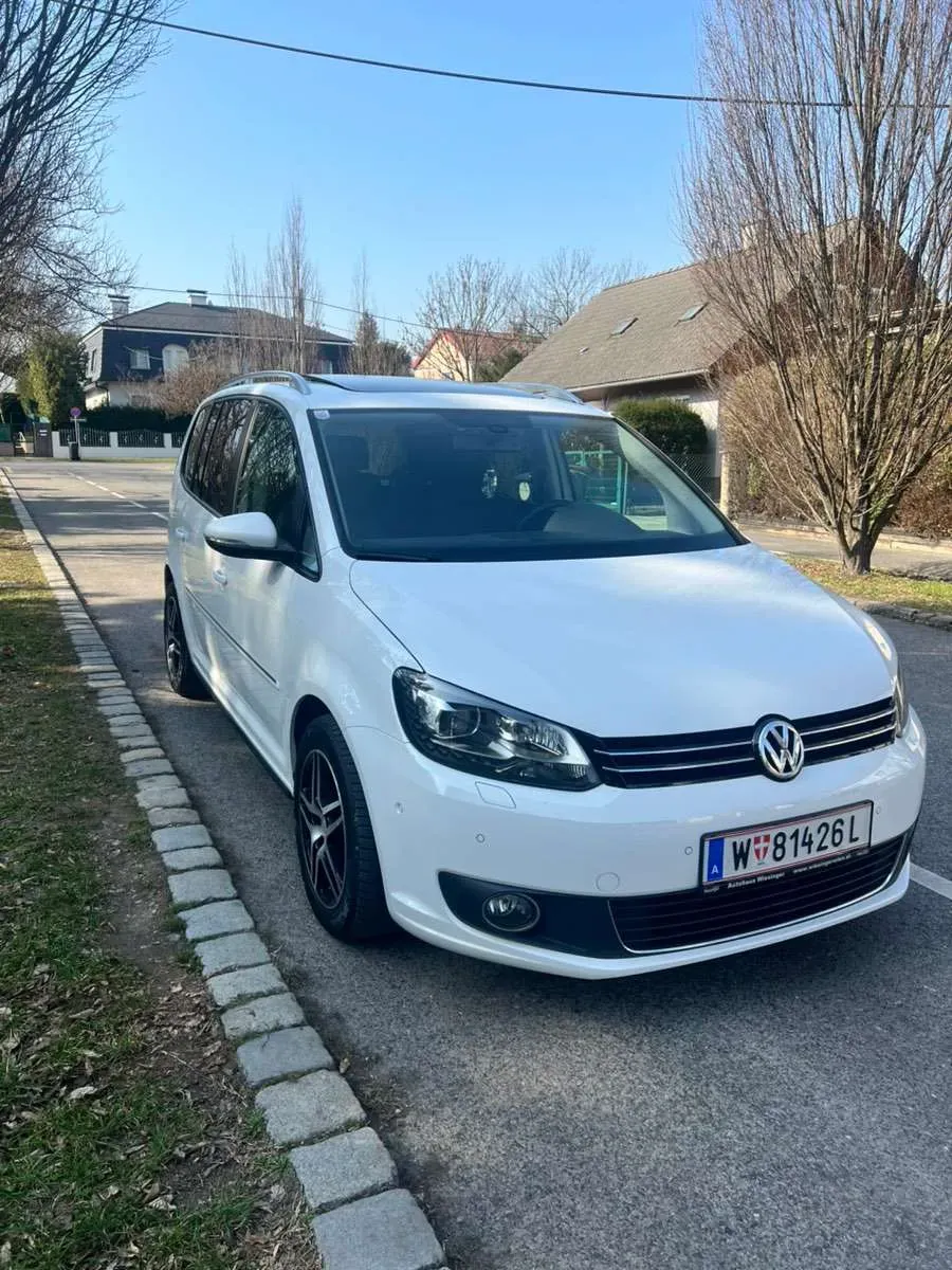 Volkswagen Touran 2012 photo 2