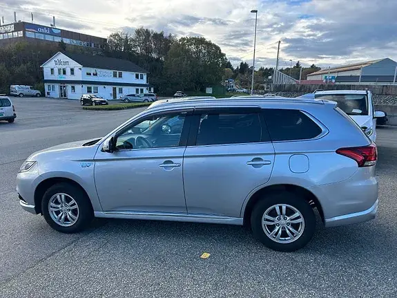 Mitsubishi Outlander 2017 photo 2