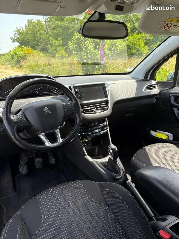 Peugeot 208 2015 photo 3