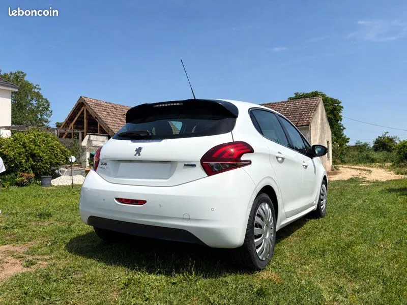 Peugeot 208 2015 photo 2