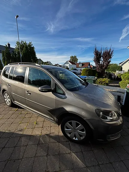 Volkswagen Touran 2011 photo 2