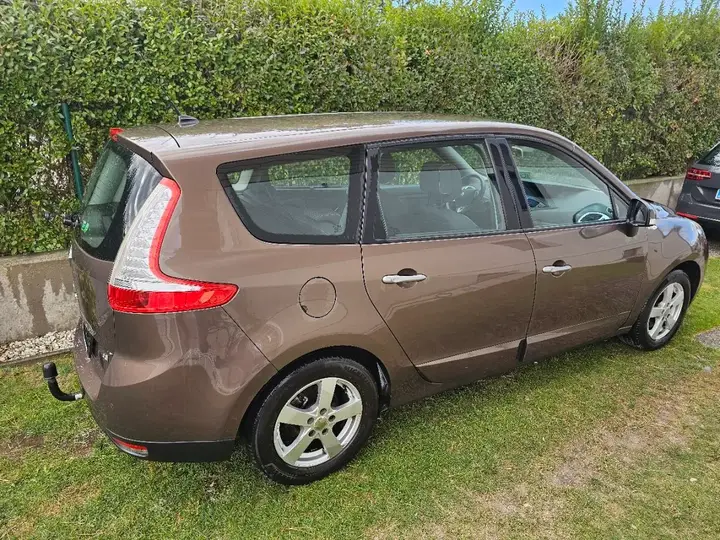 Renault Grand Scénic 2011 photo 2
