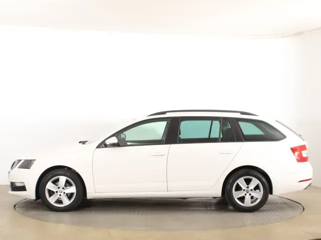 Skoda Octavia Combi 2019 photo 2