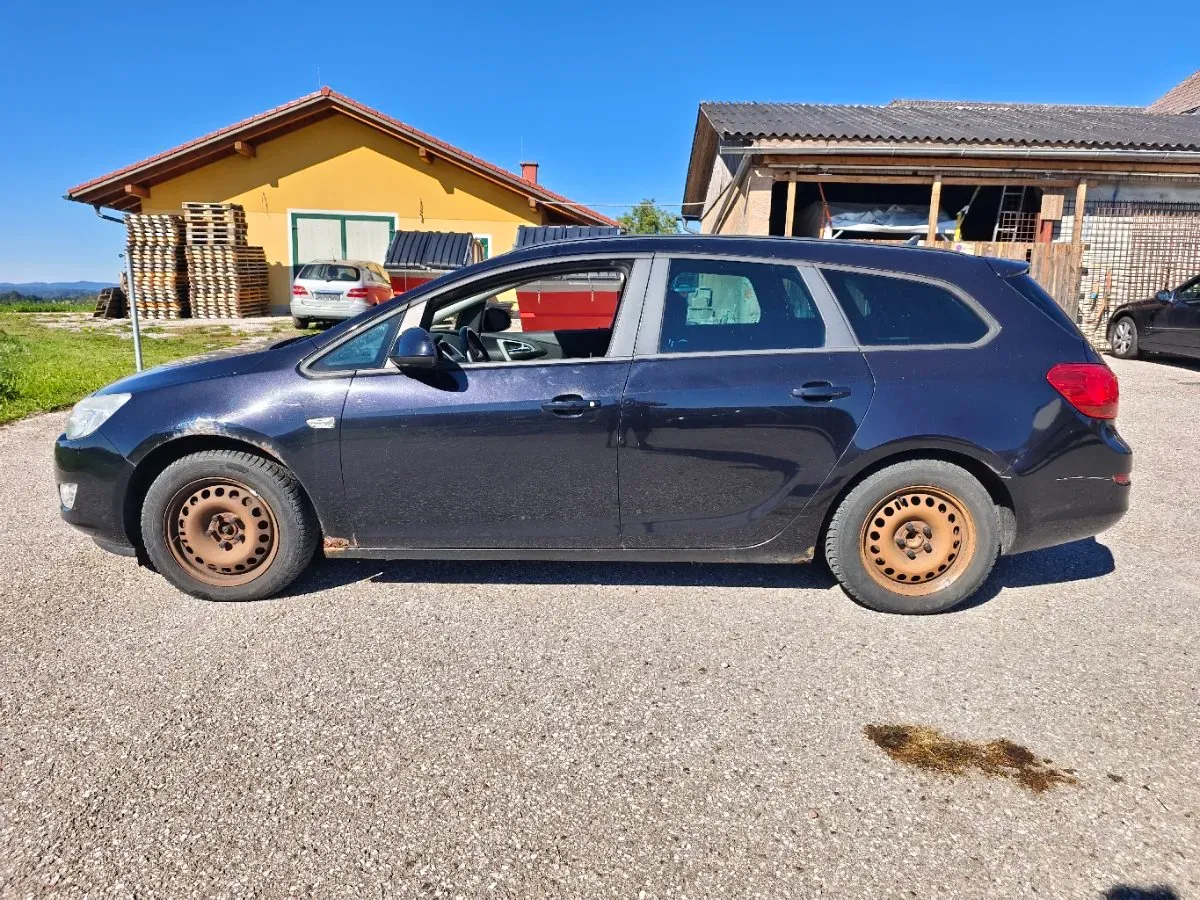 Opel Astra 2011 photo 2
