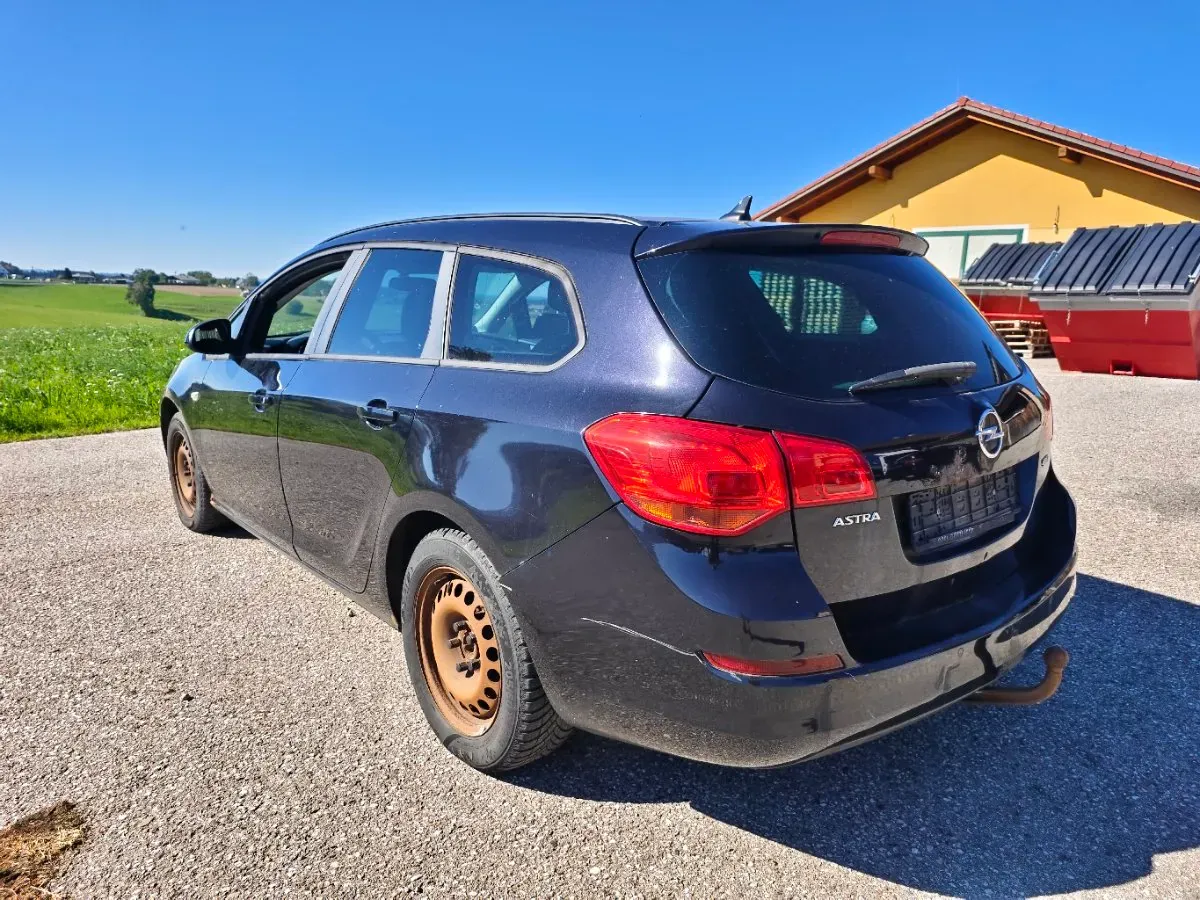 Opel Astra 2011 photo 3