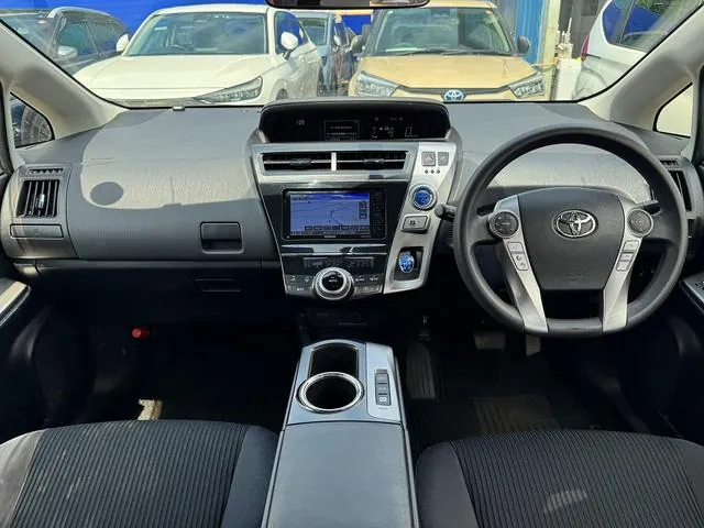 Toyota Prius Alpha 2015 photo 5