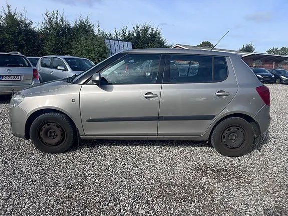 Skoda Fabia 2008 photo 2